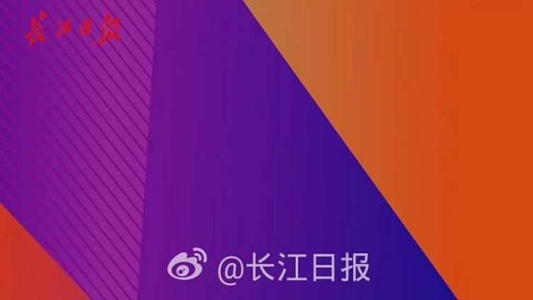 #武汉身边事#【热干面、武汉长江大桥被画上井盖,武汉这所大学手绘井盖火了】近日,武汉科技大